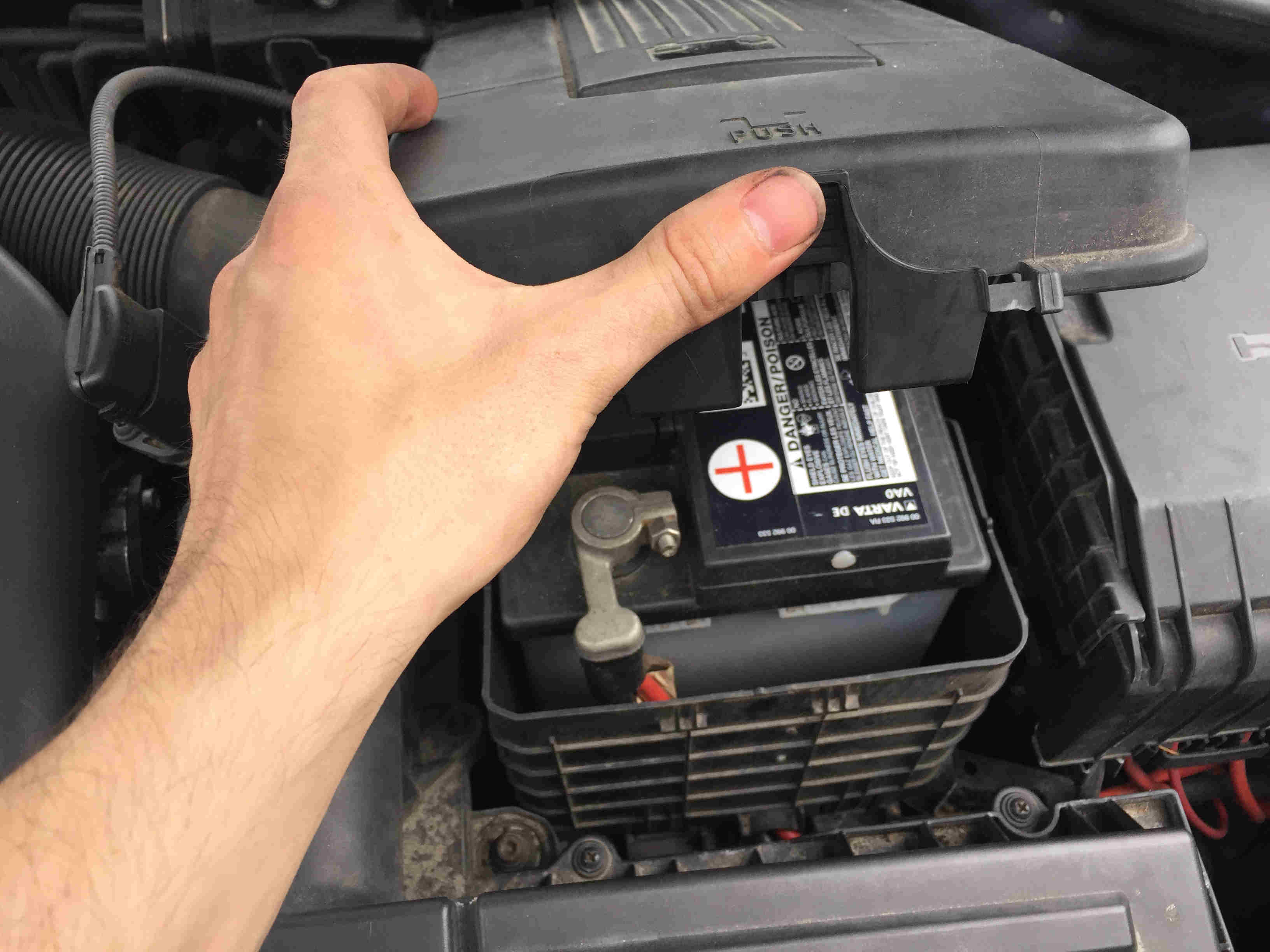 Die leere Batterie am VW Golf 5 wechseln & laden